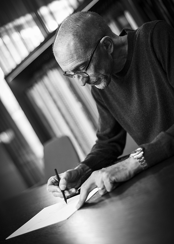 <p>Minotti与米兰建筑师、设计师Rodolfo Dordoni的战略合作始于1997年，他在2023年溘然离世，双方的合作也在这一年画上了句号。</p>

<p>Rodolfo Dordoni是一位理性主义建筑师，也是一位具有多面特质的专业人士，在20世纪90年代末，Rodolfo Dordoni结识了Renato和Roberto Minotti，他们认为Rodolfo Dordoni的文化背景、专业经验以及作为室内装饰设计师的敏感度都与他们非常契合。一项挑战是为公司塑造一个新愿景。</p>
